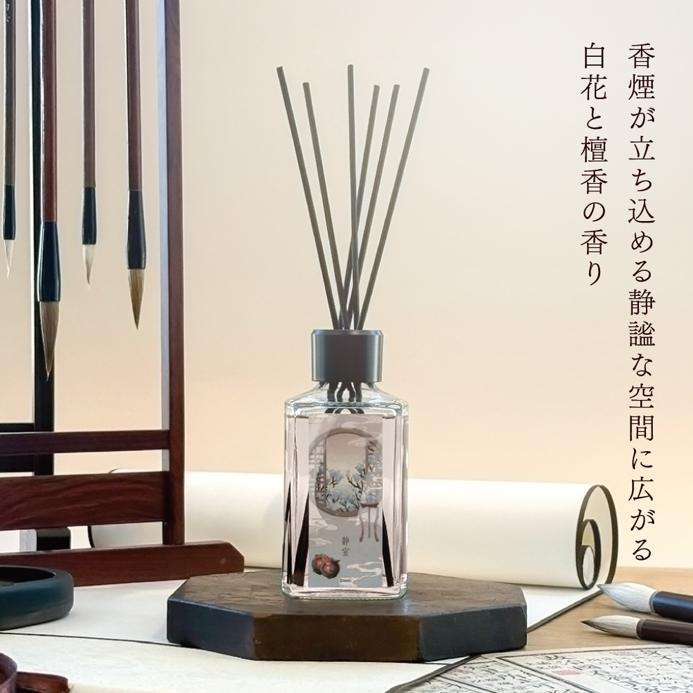 香煙が立ち込める静謐な空間に広がる 白花と檀香の香り